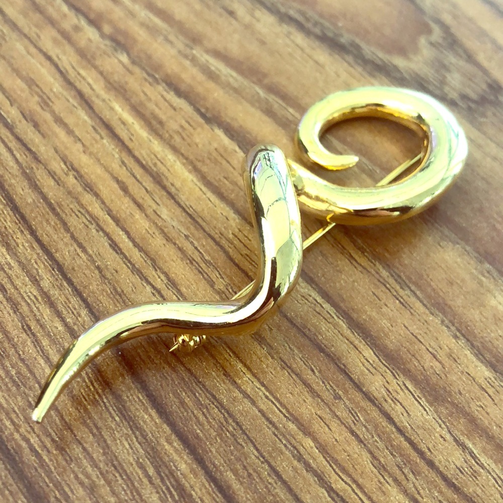 BEAUTIFUL GOLD BROOCH